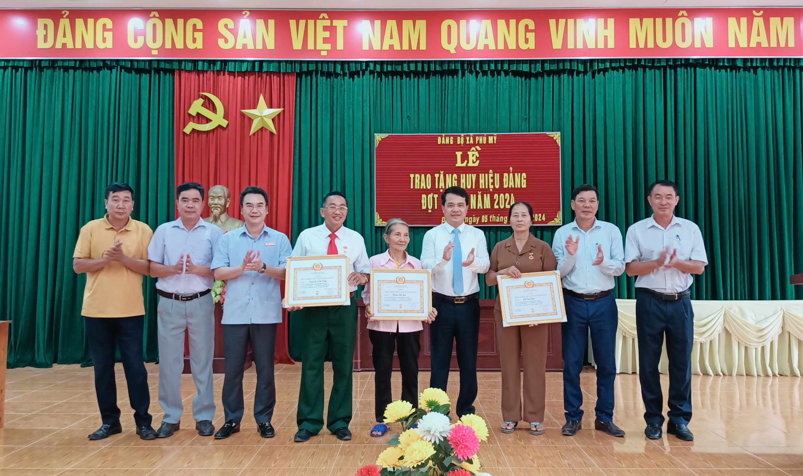 Đảng bộ xã Lệ Mỹ và xã Phú Mỹ tổ chức lễ trao tặng Huy hiệu Đảng