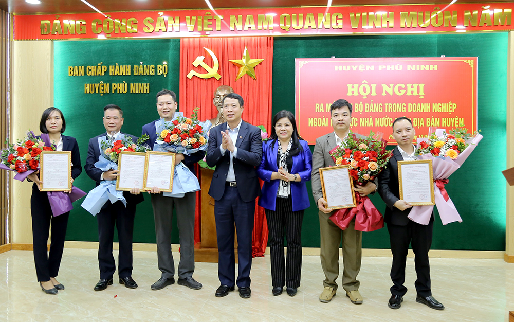 Phát triển tổ chức Đảng, đoàn thể trong doanh nghiệp  ngoài Nhà nước trên địa bàn huyện Phù Ninh