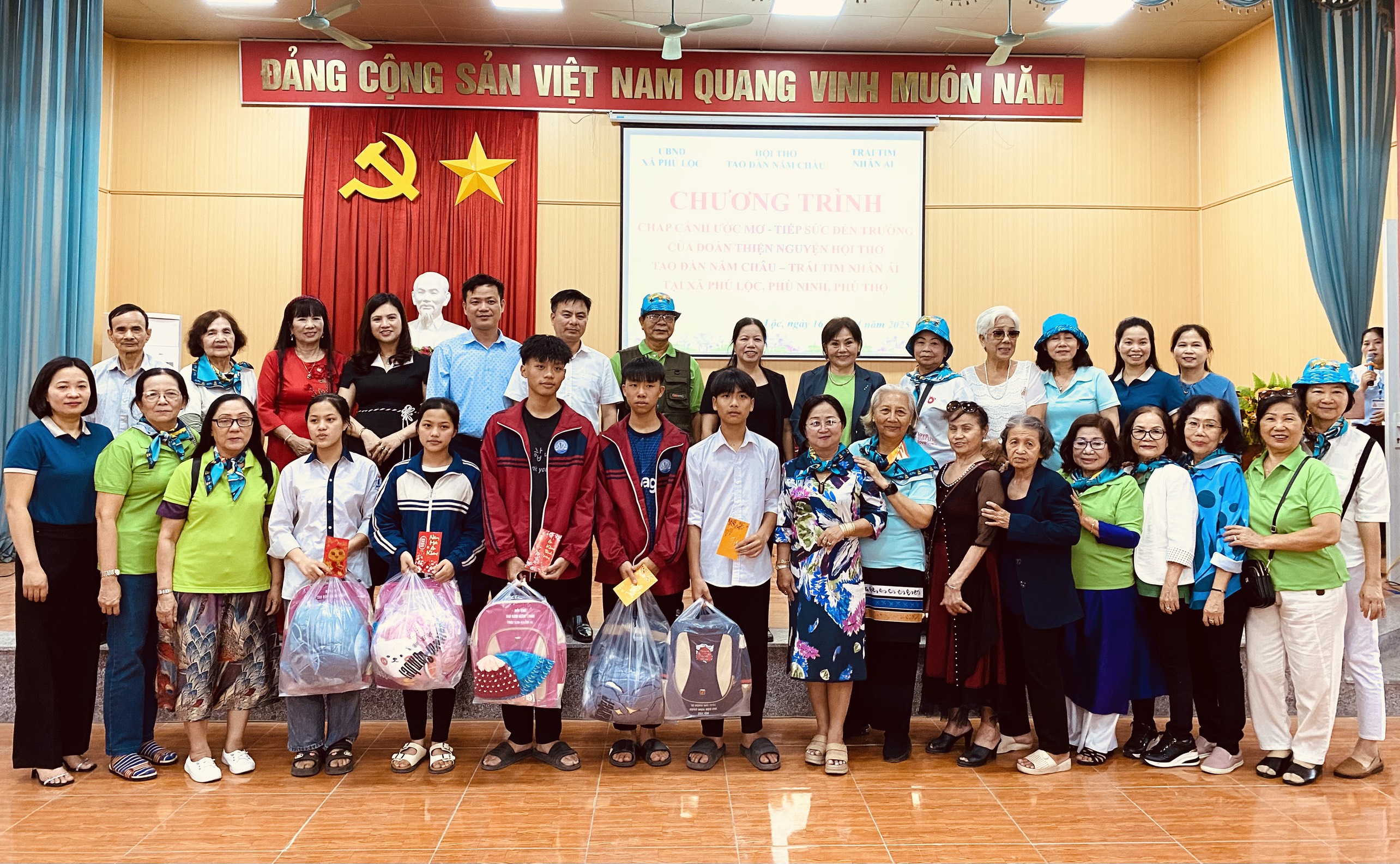 Phú Lộc trao quà cho học sinh nghèo, hoàn cảnh khó khăn