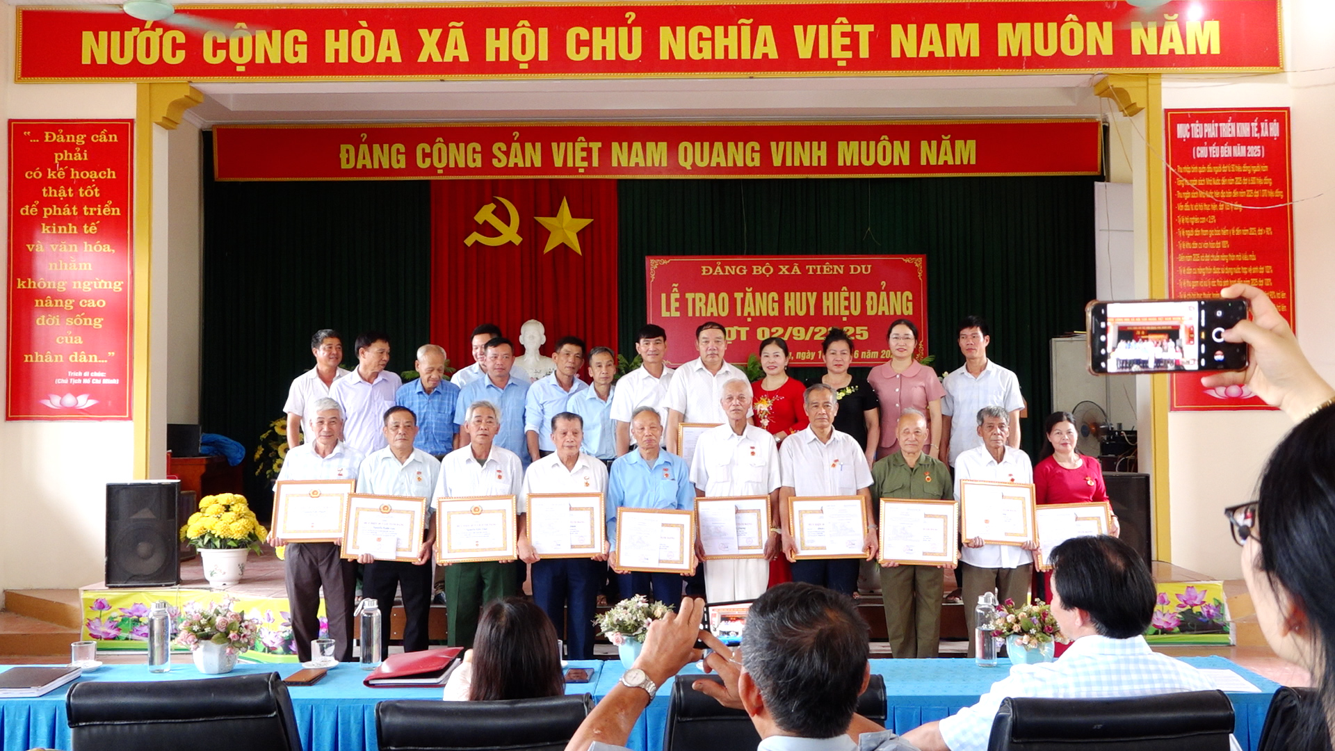 Đồng chí Nguyễn Quang Vinh Phó Bí thư Thường trực Huyện uỷ trao huy hiệu đảng cho đảng viên cao tuổi đợt 2/9/2025