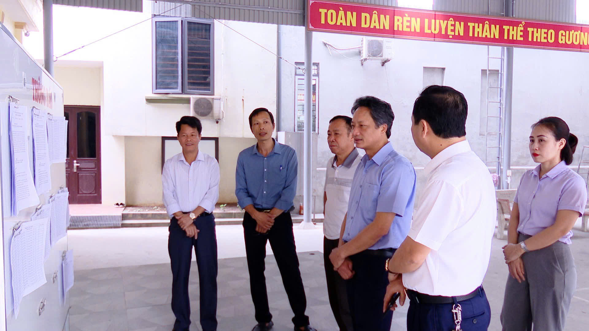 Đồng chí Bí thư Huyện ủy kiểm tra công tác lấy phiếu ý kiến cử tri về đề án sáp nhập ĐVHC cấp tỉnh, cấp xã tại một số xã, thị trấn trên địa bàn huyện