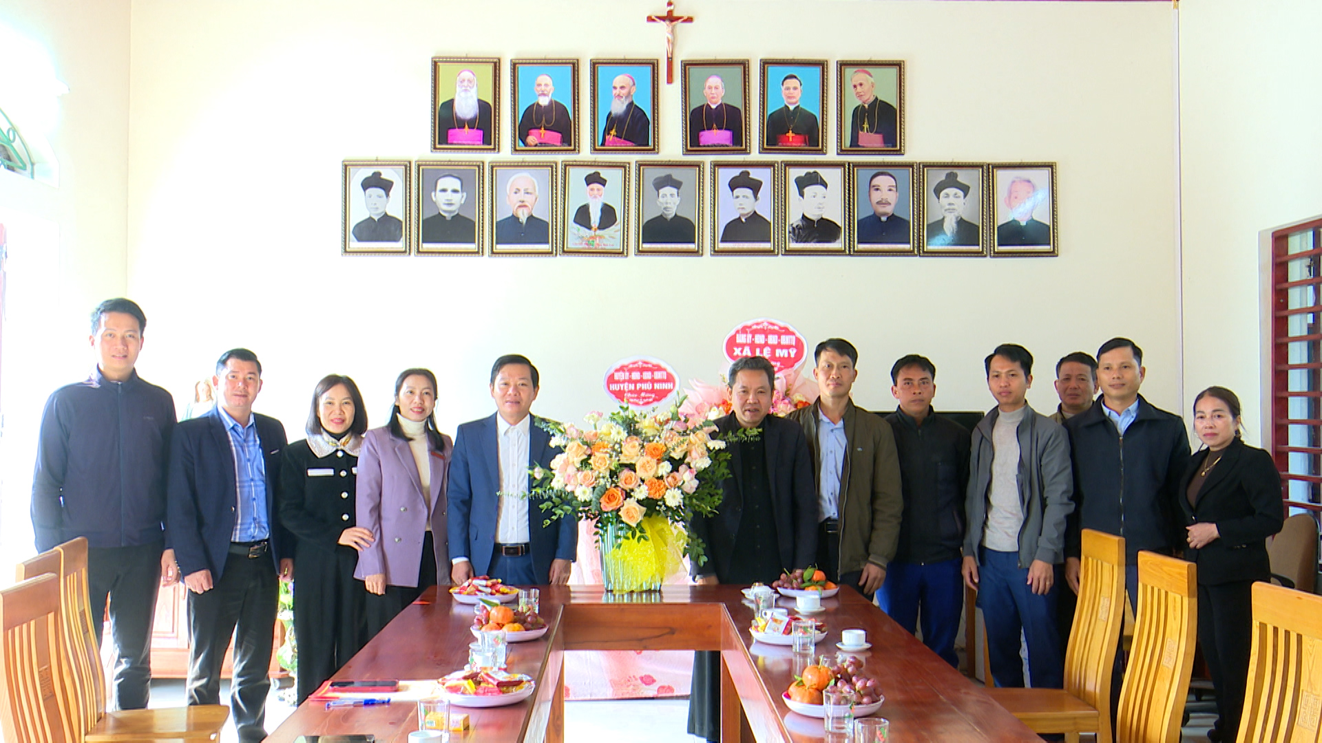 Huyện Phù Ninh thăm, tặng hoa quà chúc mừng các Giáo xứ, Giáo họ nhân dịp Lễ NOEL 2024