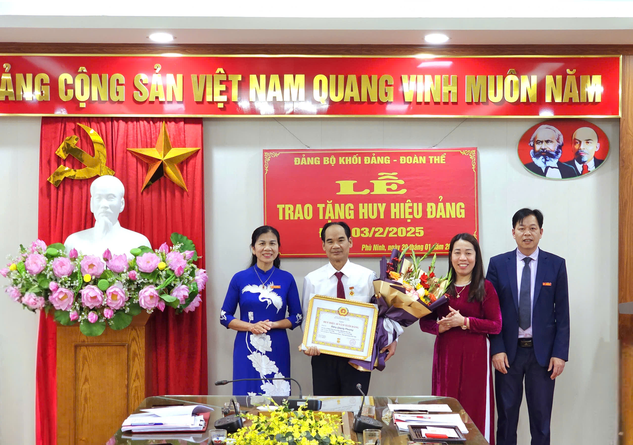 Đảng bộ khối Đảng – Đoàn thể huyện trao tặng Huy hiệu 40 năm Đảng đợt 03/02/2025 
