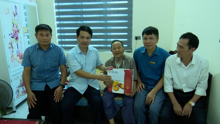 Lãnh đạo huyện Phù Ninh thăm hỏi, tặng quà các chiến sĩ Điện Biên nhân dịp kỷ niệm 77 năm ngày Thương binh liệt sĩ