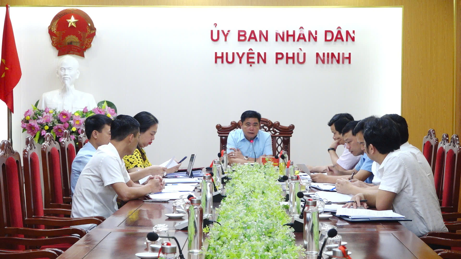 Hội nghị đồng chí Chủ tịch UBND huyện chủ trì nghe phòng Nông nghiệp và Môi trường báo cáo một số nội dung 