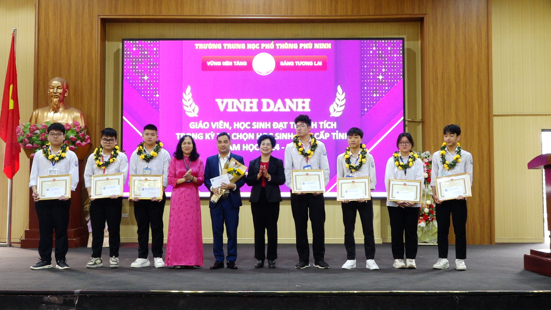 Trường THPT Phù Ninh tổ chức vinh danh giáo viên, học sinh đạt thành tích trong kỳ thi học sinh sinh giỏi cấp tỉnh năm học 2024-2025