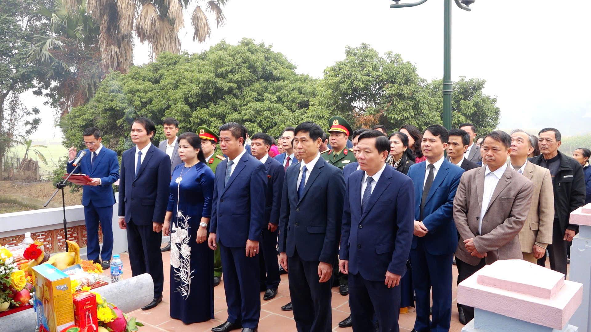 Huyện Phù Ninh tổ chức dâng hương, hoa tại di chỉ khảo cổ xóm Rền xã Gia Thanh và tại Đài tưởng niệm huyện