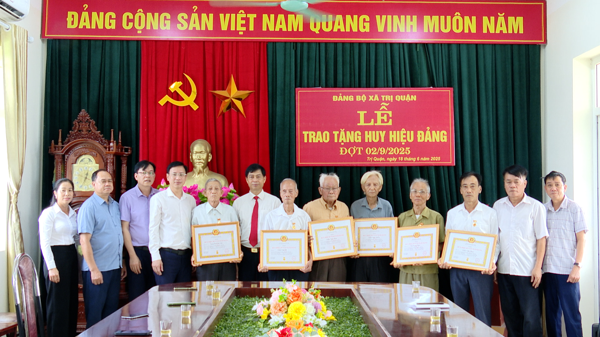 Huyện ủy Phù Ninh trao Huy hiệu Đảng đợt 02/9 tại Đảng bộ xã Hạ Giáp, Trị Quận