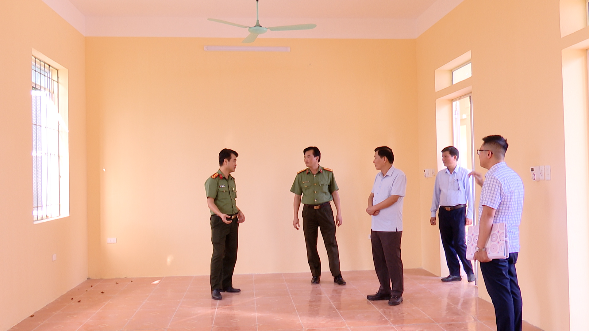 Phù Ninh: Bàn giao đưa vào sử dụng trụ sở công an xã Phù Ninh và Bình Phú