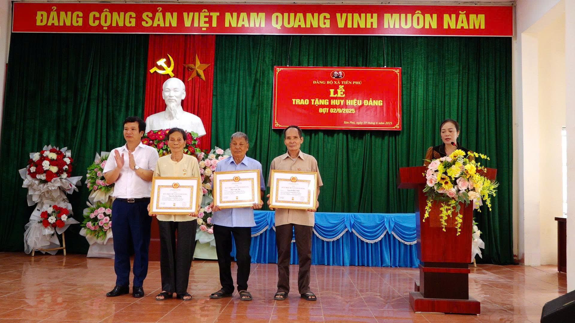 Lãnh đạo huyện Phù Ninh trao huy hiệu đảng đợt 2/9 tại xã Tiên Phú