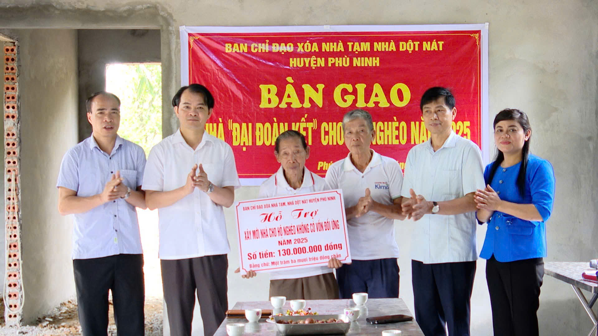 Huyện Phù Ninh bàn giao nhà theo chương trình xóa nhà tạm, nhà dột nát cho hộ nghèo, hộ cận nghèo trên địa bàn huyện