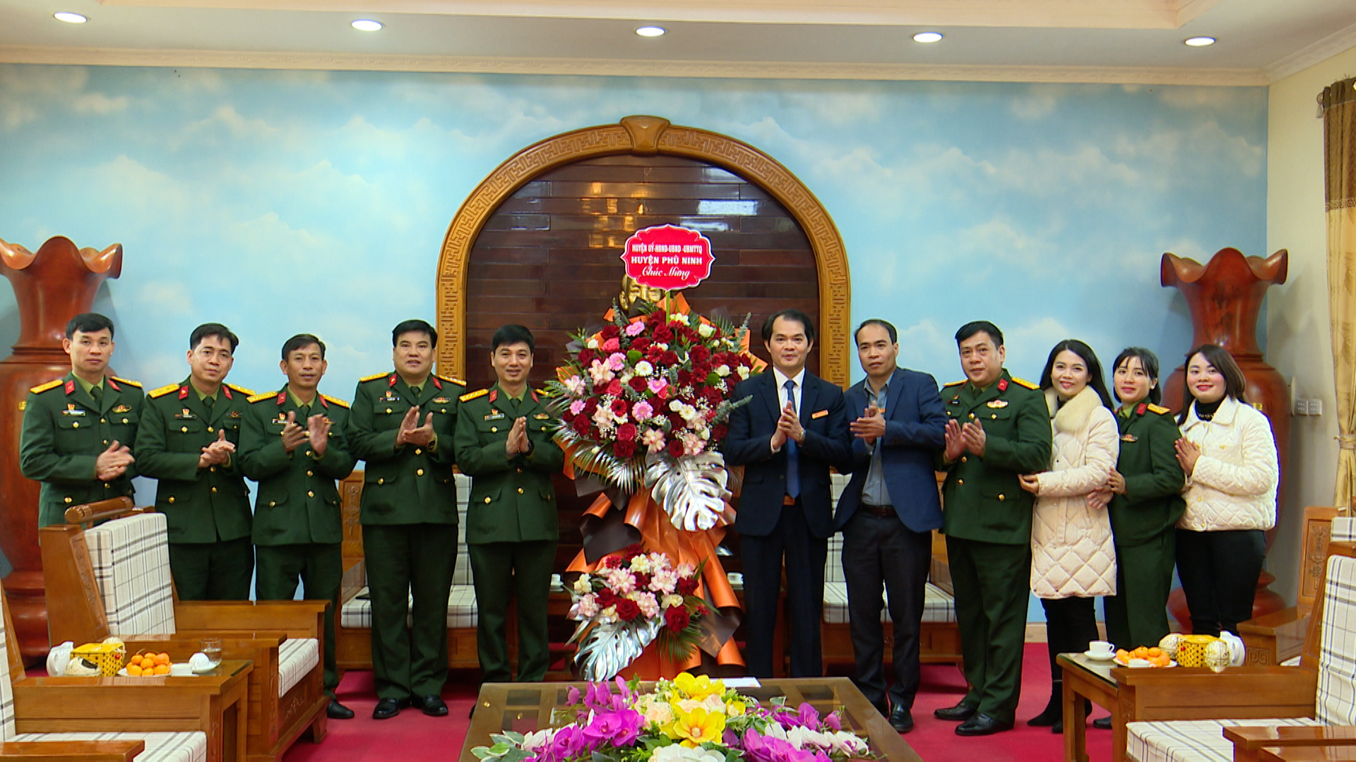 Đồng chí Phó Bí thư Thường trực Huyện ủy thăm, tặng quà chúc mừng Sư đoàn 316 và Trung đoàn 98, Quân khu 2 nhân Kỷ niệm 80 năm Ngày thành lập QĐND Việt Nam