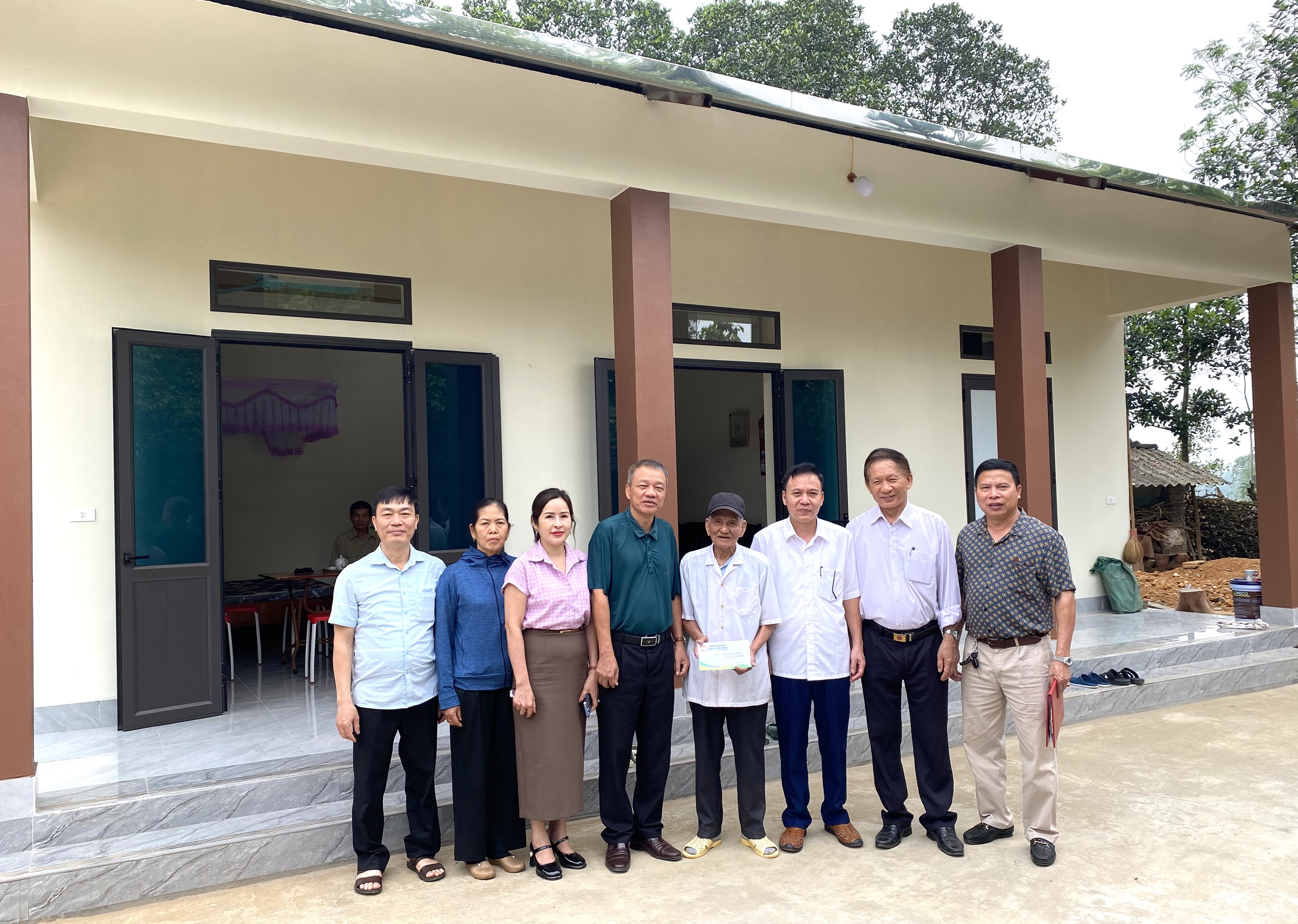 Xã Phú Lộc trao tiền hỗ trợ hộ nghèo xây dựng, sửa chữa nhà ở và hỗ trợ có hộ có hoàn cảnh khó khăn đột xuất